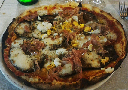 Pizza Parmigiana alla Vecchia Botte di Ragalna (CT)